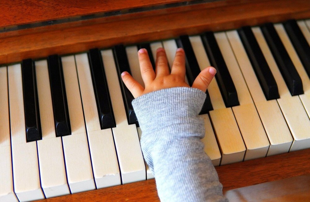 ピアノを練習する手