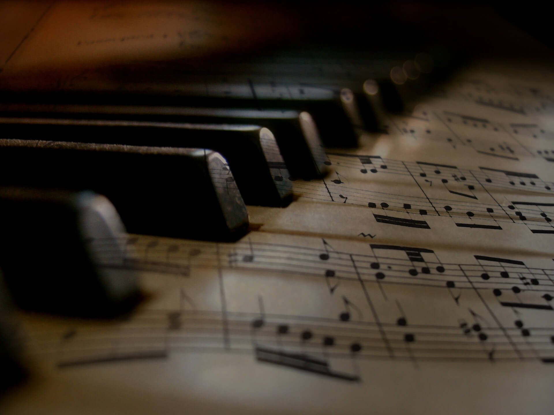 鍵盤と楽譜