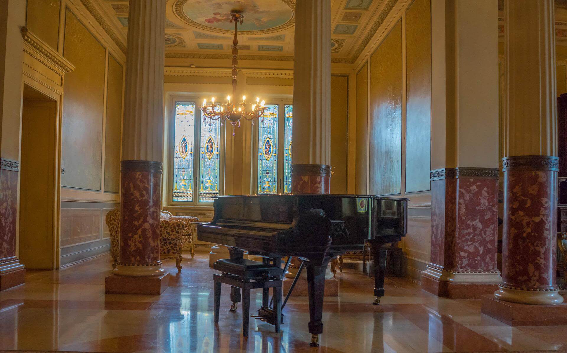 宮殿のピアノ
