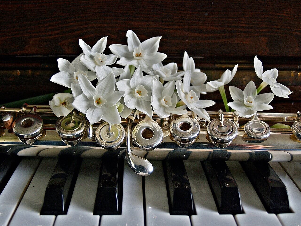 鍵盤とフルートと花