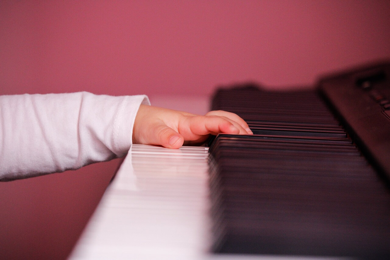 ピアノを弾く子の手